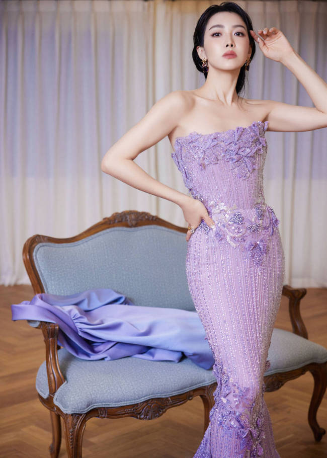 宋茜紫色鱼尾裙秀完美腰臀比 麻花辫造型娇艳灵动