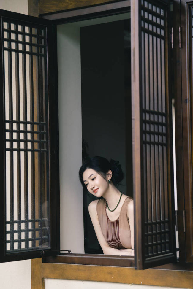 景甜穿无袖长裙典雅温婉 盘发造型知性甜美