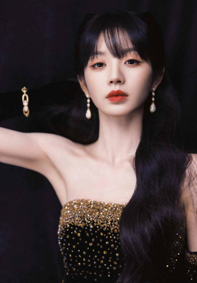 田曦薇抹胸裙优雅从容 黑白相片复古迷人似老电影