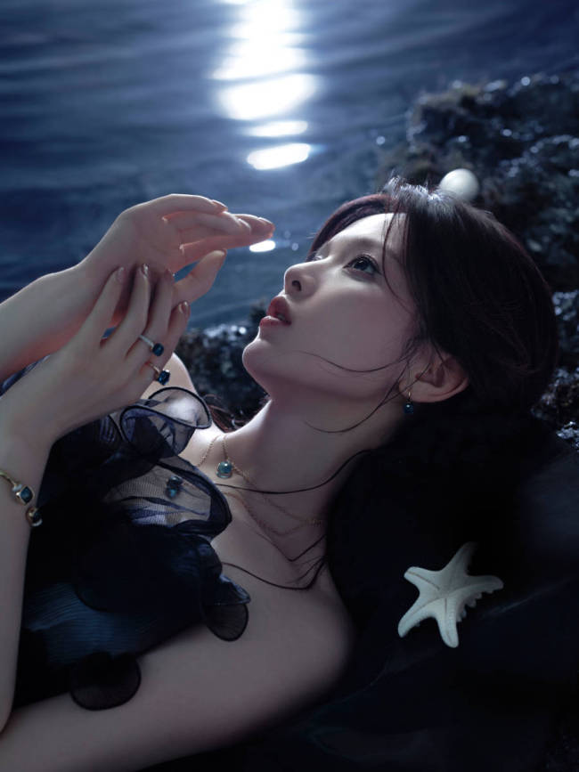 杨超越化身人鱼公主 置身贝壳垂眸浅笑梦幻浪漫