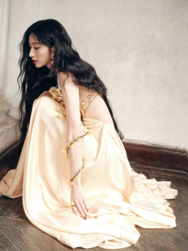 张俪把家乡桂花戴在手臂上 穿鎏金抹胸黄裙似女神