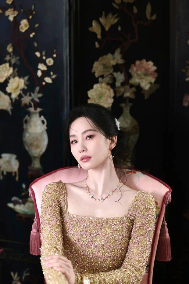 刘诗诗的皮肤红润白皙，状态似少女。