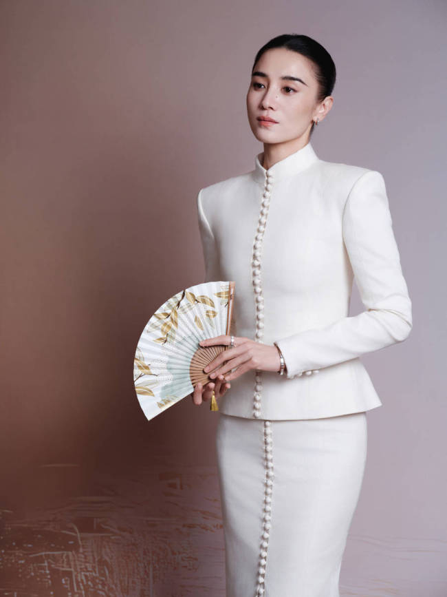 宋佳穿白色礼服气质成熟优雅 眼神淡然从容状态佳