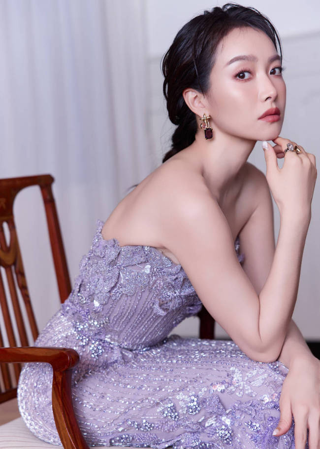 宋茜紫色鱼尾裙秀完美腰臀比 麻花辫造型娇艳灵动