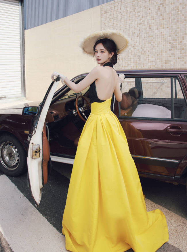 李一桐身着露背长裙 美背线条流畅又甜美又性感