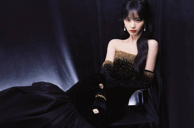 田曦薇抹胸裙优雅从容 黑白相片复古迷人似老电影