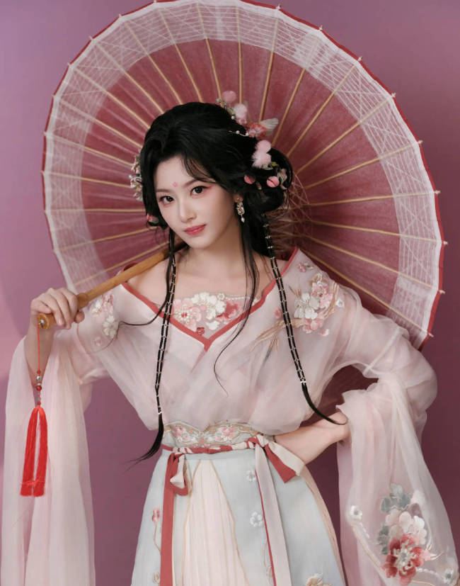 孔雪儿抹胸古风裙秀完美肩线 手拿油纸伞灵动甜美