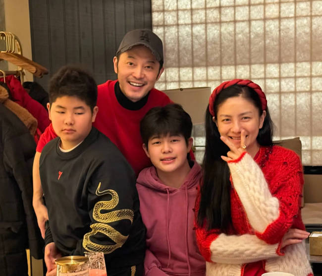 沙溢纪念与胡可结婚15周年！晒老婆捧花美照