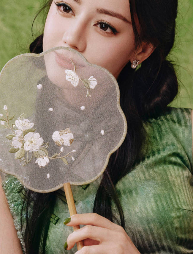 迪丽热巴穿旗袍裙极具国风雅韵！宛如花仙芳香四溢