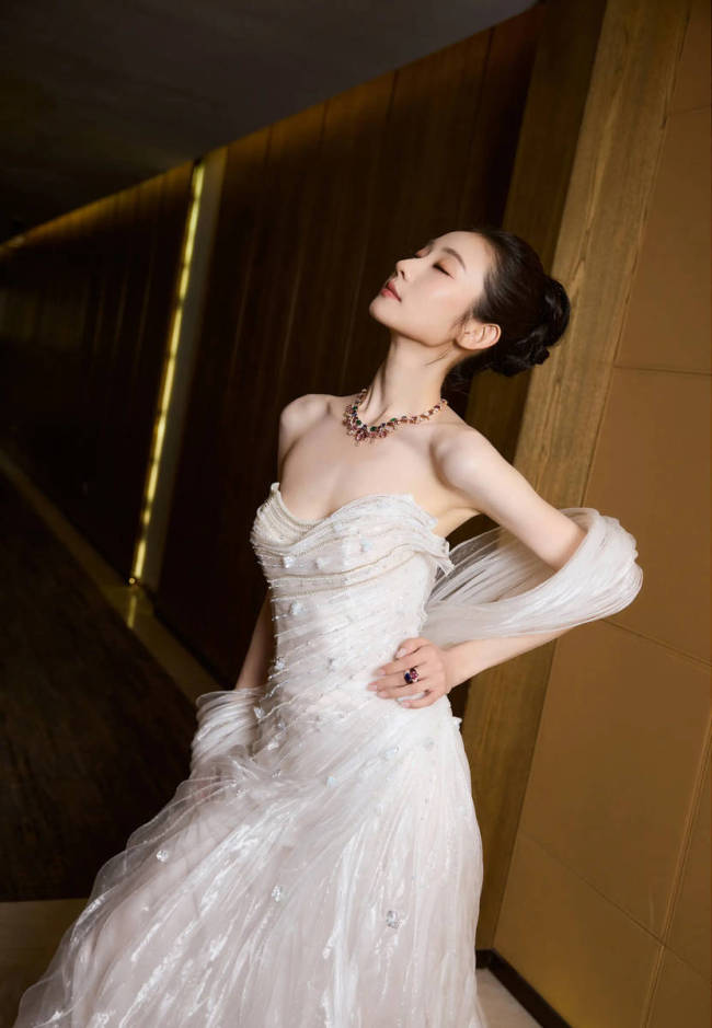 张艺凡白色流光裙如梦似幻 宛若仙女下凡笑容甜美