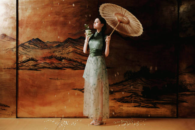 迪丽热巴穿旗袍裙极具国风雅韵！宛如花仙芳香四溢