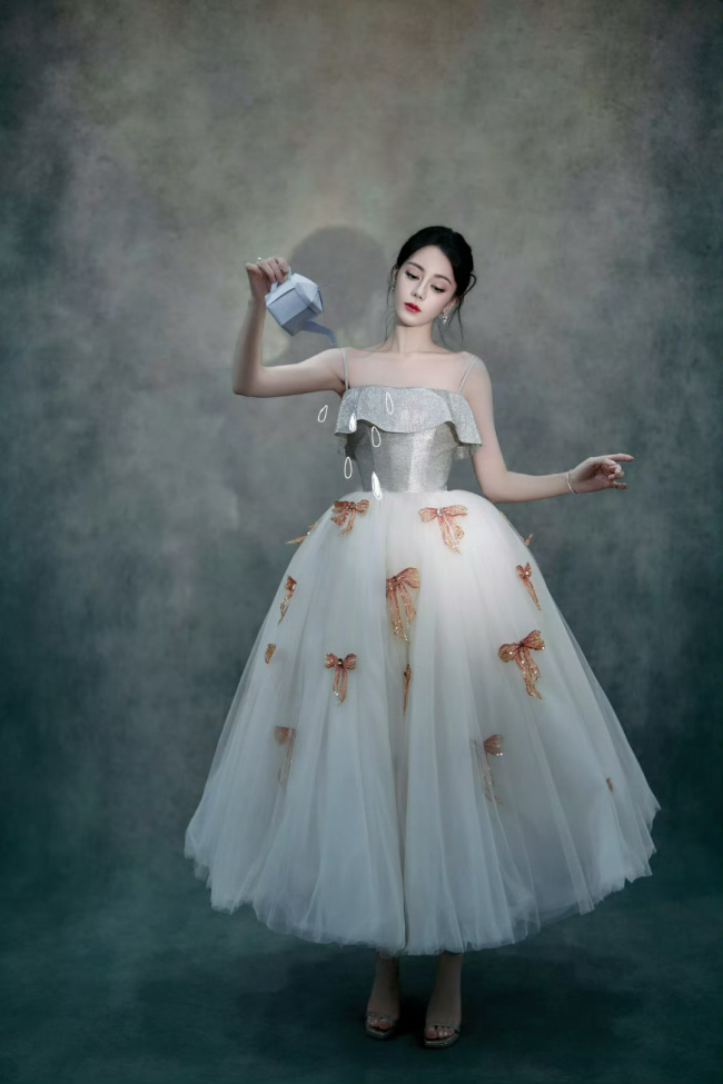 迪丽热巴穿蝴蝶纱裙 宛若被困笼里的美人