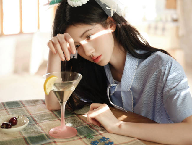 鞠婧祎化身蛋糕少女可爱甜美！浅蓝格子裙清新靓丽