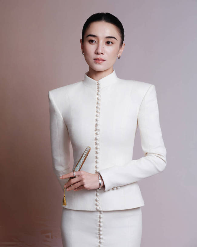 宋佳穿白色礼服气质成熟优雅 眼神淡然从容状态佳