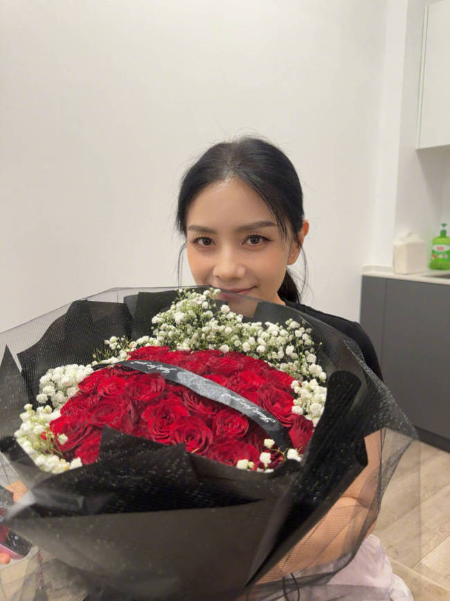 沙溢纪念与胡可结婚15周年！晒老婆捧花美照