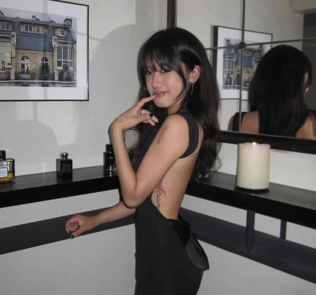 贾静雯大女儿晒20岁庆生照 穿黑色露背裙性感美艳