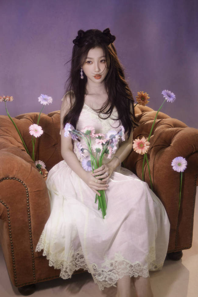 虞书欣手捧鲜花芬芳夺目 穿一袭白裙童话感满满
