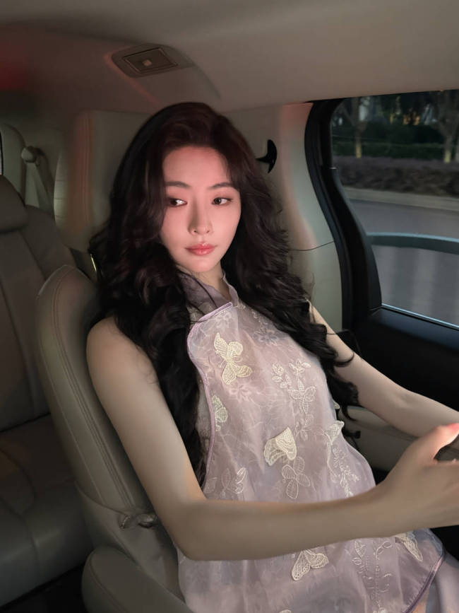 许佳琪穿刺绣蝴蝶裙复古优雅 波浪卷发温婉俏丽