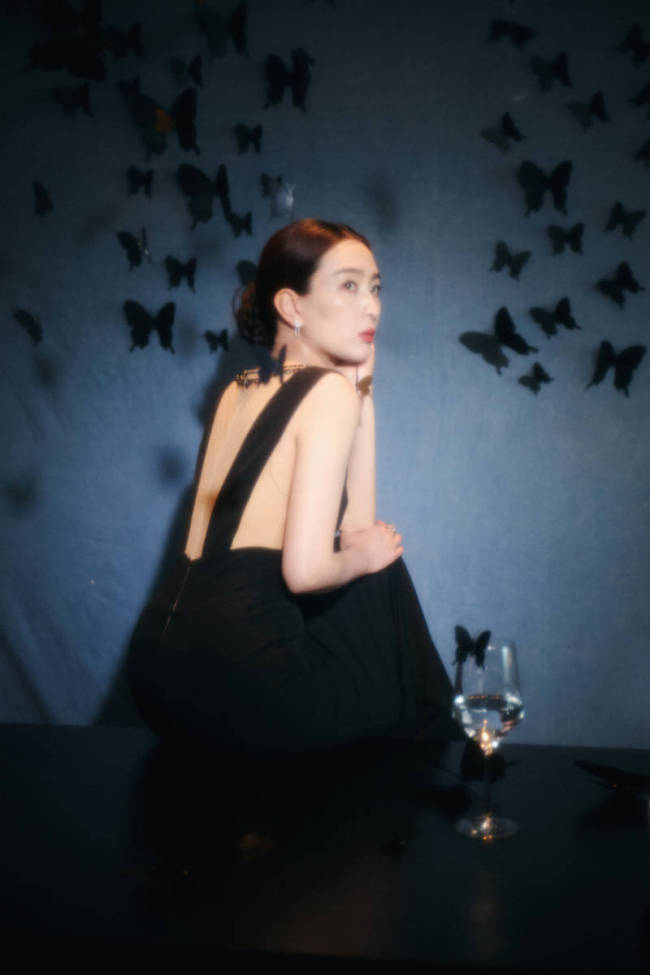 马苏穿镂空裙展露好身材 秀光滑美背肌肤白嫩细腻