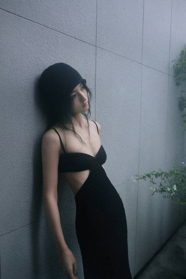 张子枫穿镂空吊带裙又辣又酷！身材纤瘦有型像超模