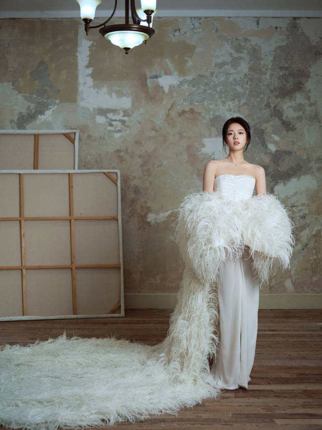 赵今麦抹胸裙气质高雅 披夸张毛毛披肩似复古名伶