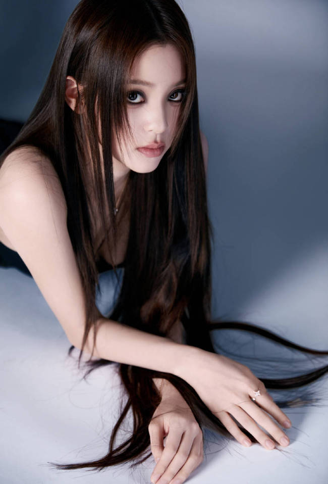 欧阳娜娜烟熏妆大片释出！穿黑色长裙秒变酷girl