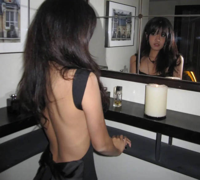 贾静雯大女儿晒20岁庆生照 穿黑色露背裙性感美艳