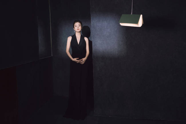 张雪迎穿深V长裙优雅端庄 露白皙美背气质又甜又飒