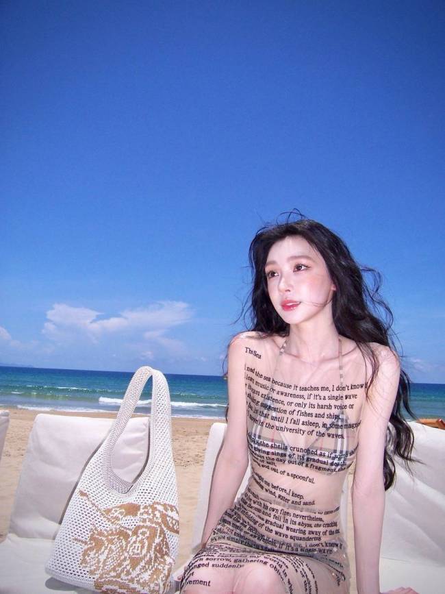 易梦玲透视比基尼造型性感吸睛 化身海边沙滩美女