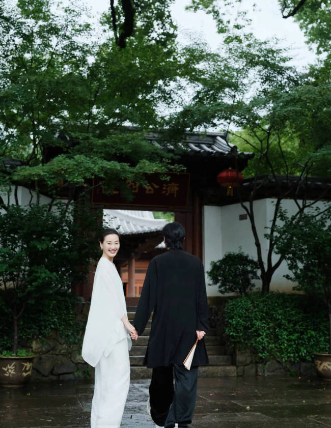 林依轮晒与妻子合影！结婚30周年感情依旧恩爱甜蜜