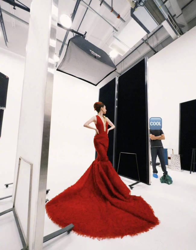 戚薇身穿一袭红裙冷艳霸气 举手投足见妩媚动人