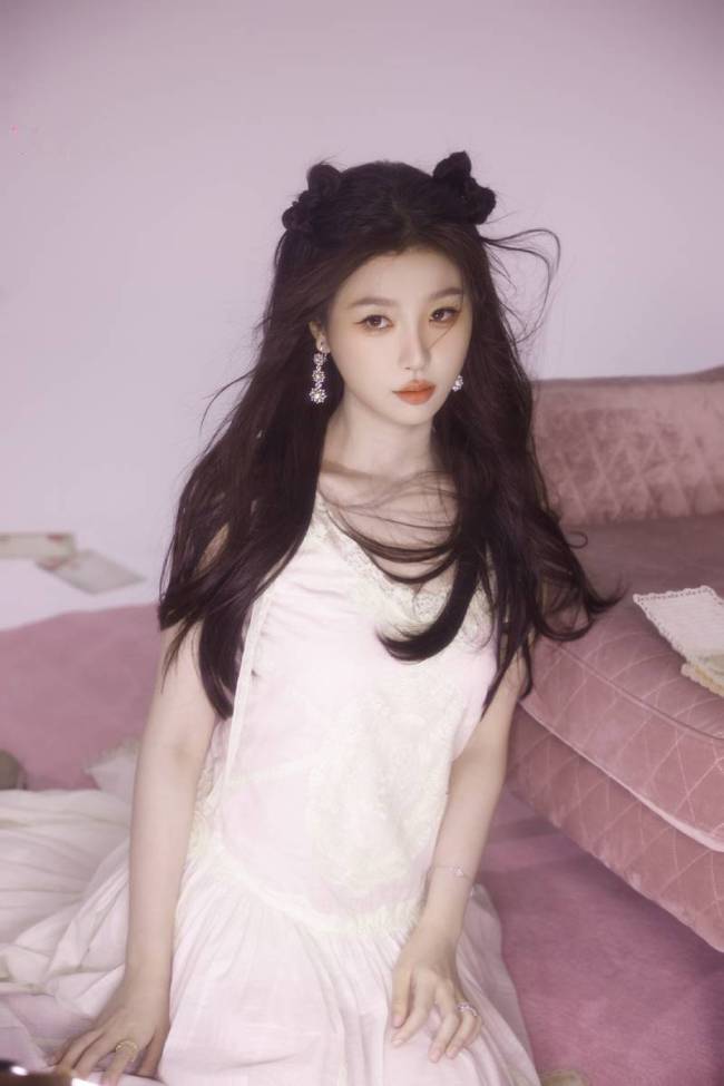 虞书欣手捧鲜花芬芳夺目 穿一袭白裙童话感满满