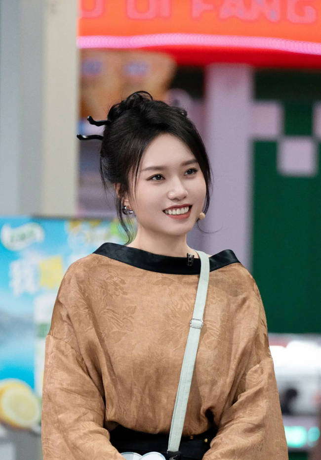 谢田飞回应李雪琴“法院见”:为什么反诉我泄密?