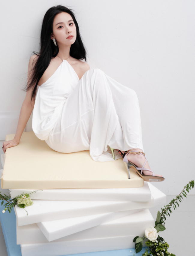 陈都灵穿白色套装垂眸沉思化身清纯白月光