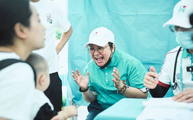 佟丽娅谈跟韩红回家乡做公益感受:充满感动与力量