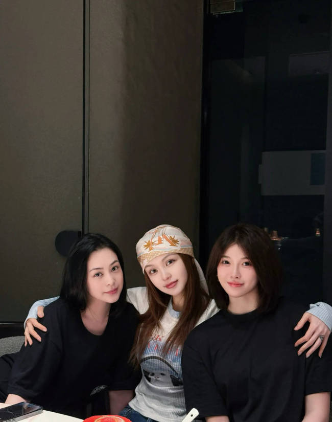 周扬青晒与钟欣潼和吴艳妮合影 姐妹聚会很是欢乐