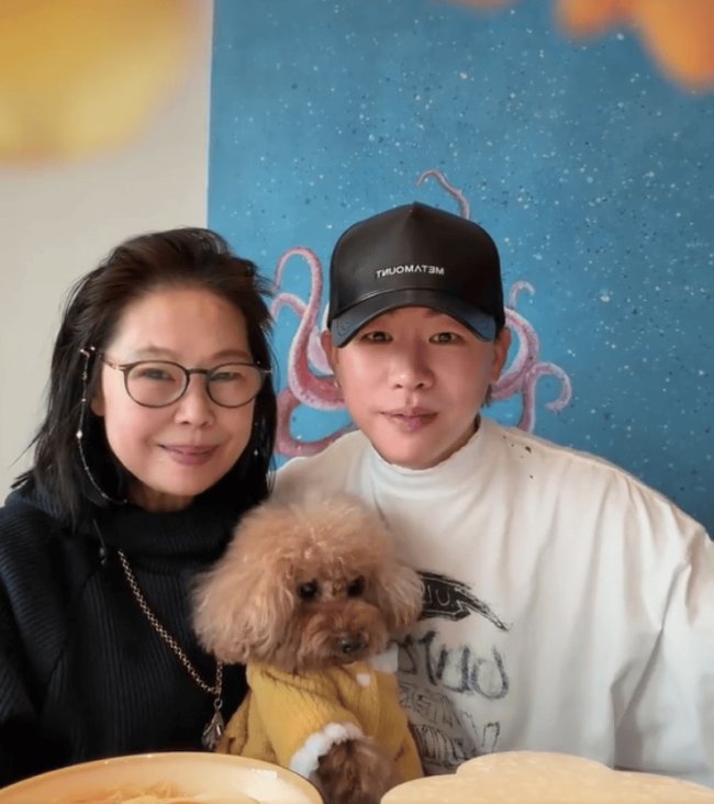 胡彦斌晒照为妈妈庆生！网友称其妈妈像老版易梦玲